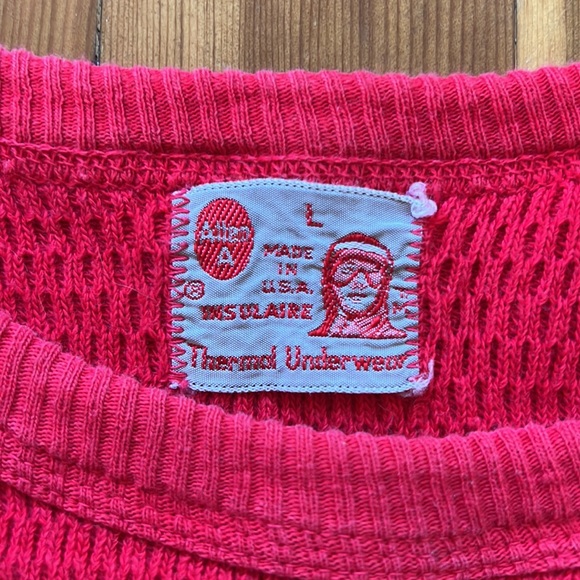 Cute vintage red thermal top with DC Comics’ The Flash logo. Fits like Medium - Picture 3 of 4